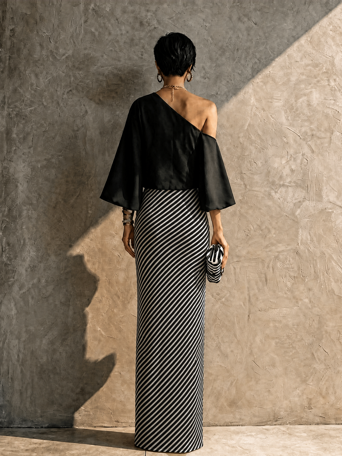 Conjunto Moderno y Elegante: Falda Maxi de Rayas en Punto Blanco y Negro y Top de Un Hombro