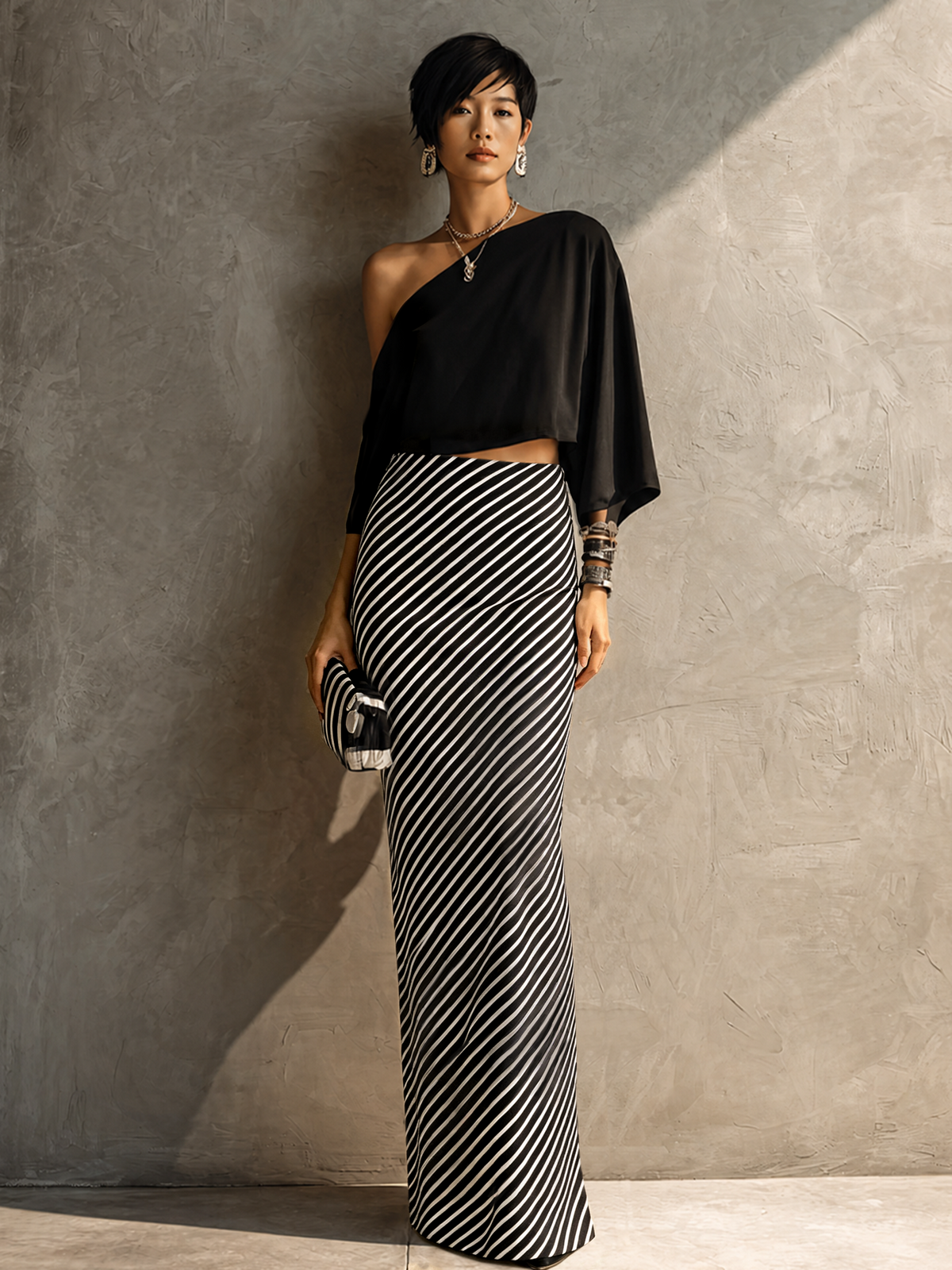 Conjunto Moderno y Elegante: Falda Maxi de Rayas en Punto Blanco y Negro y Top de Un Hombro