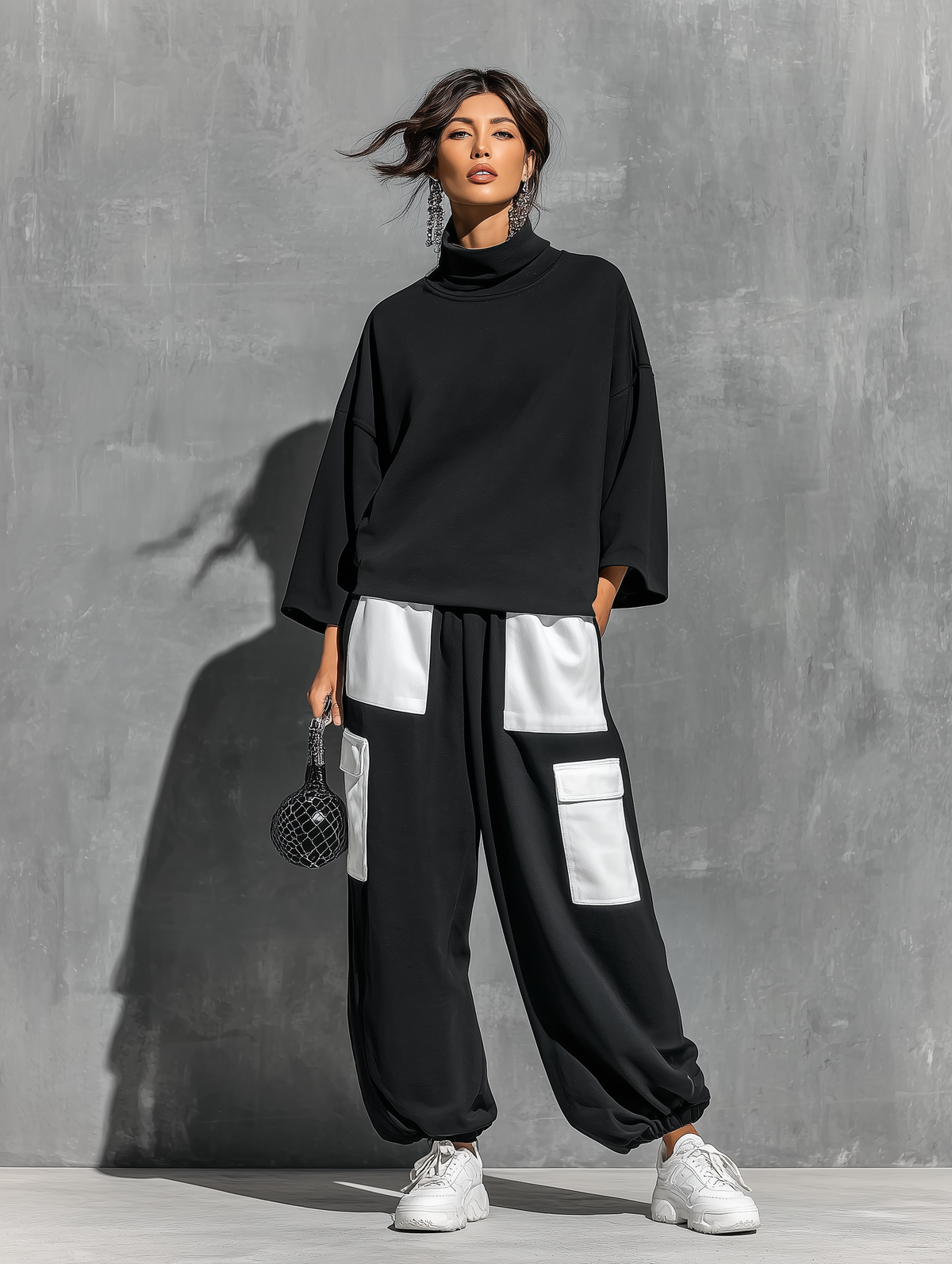 Conjunto Deportivo Negro en Punto de Algodón: Sudadera Oversize de Cuello Alto y Manga 3/4, con Jogger Cargo Bicolor Blanco y Bolsillos