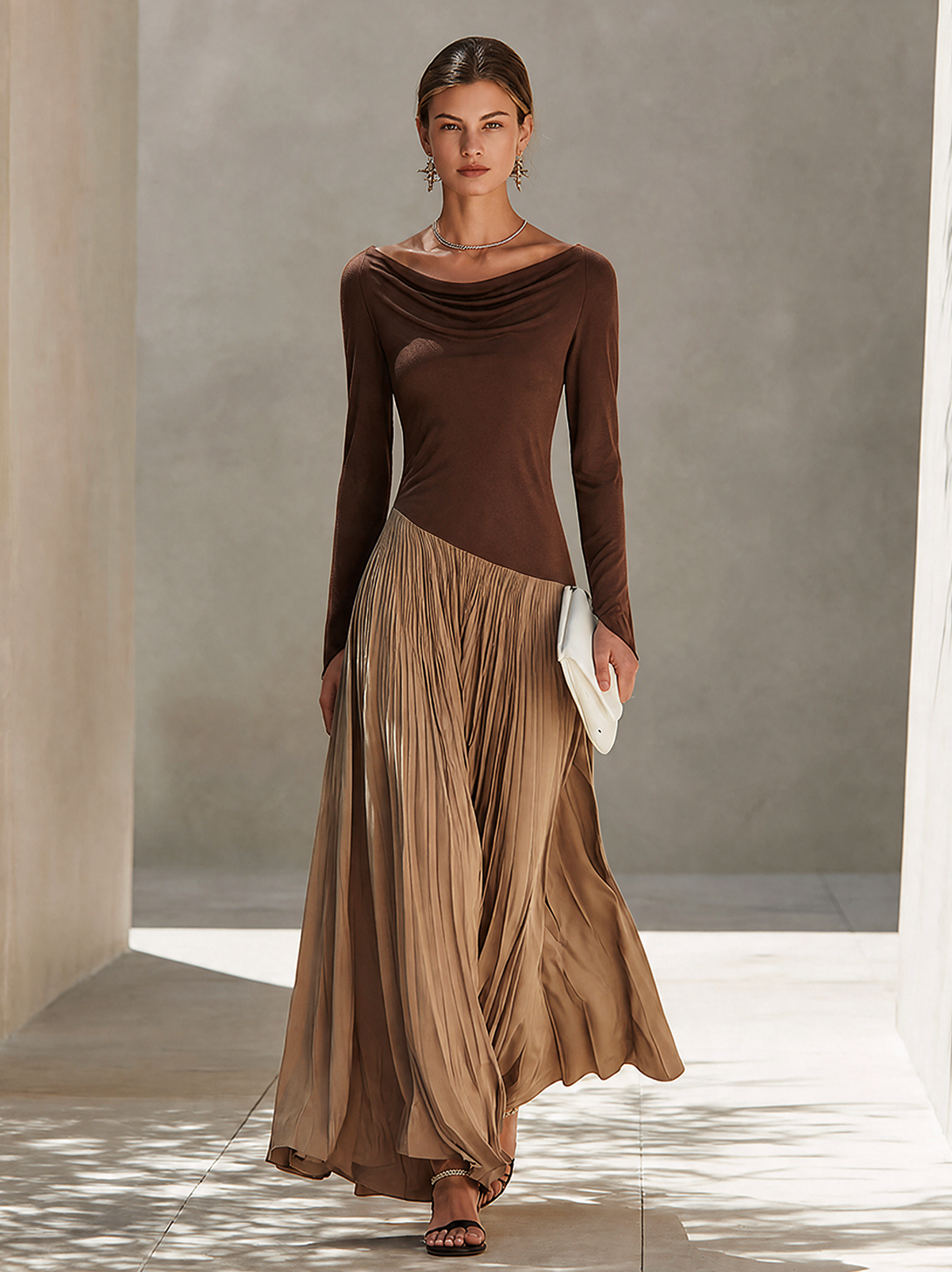 Vestido Maxi Minimalista Bicolor con Escote Drapeado