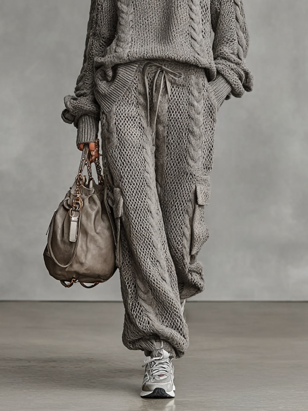 Conjunto Casual: Jersey de Cuello Alto en Punto Trenzado y Pantalón Cargo