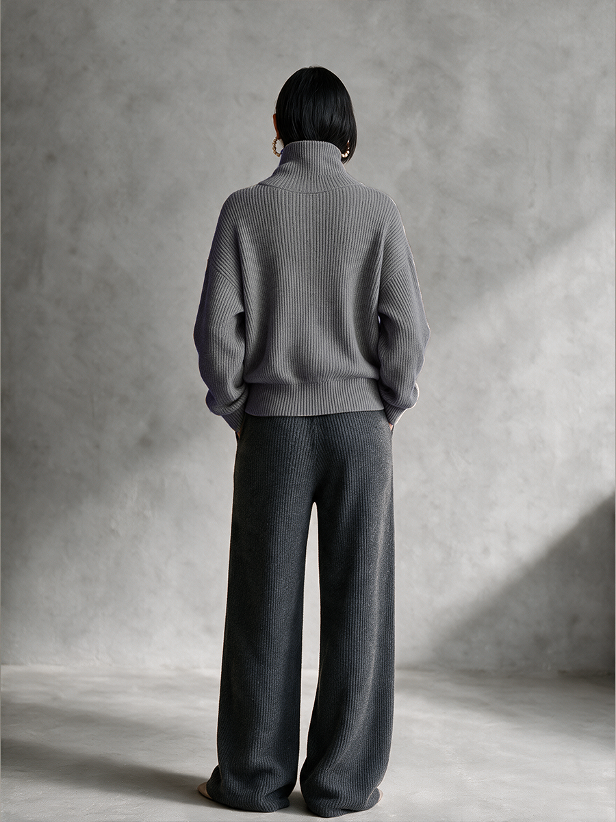 Jersey Gris de Punto con Cuello Embudo y Cremallera Diagonal