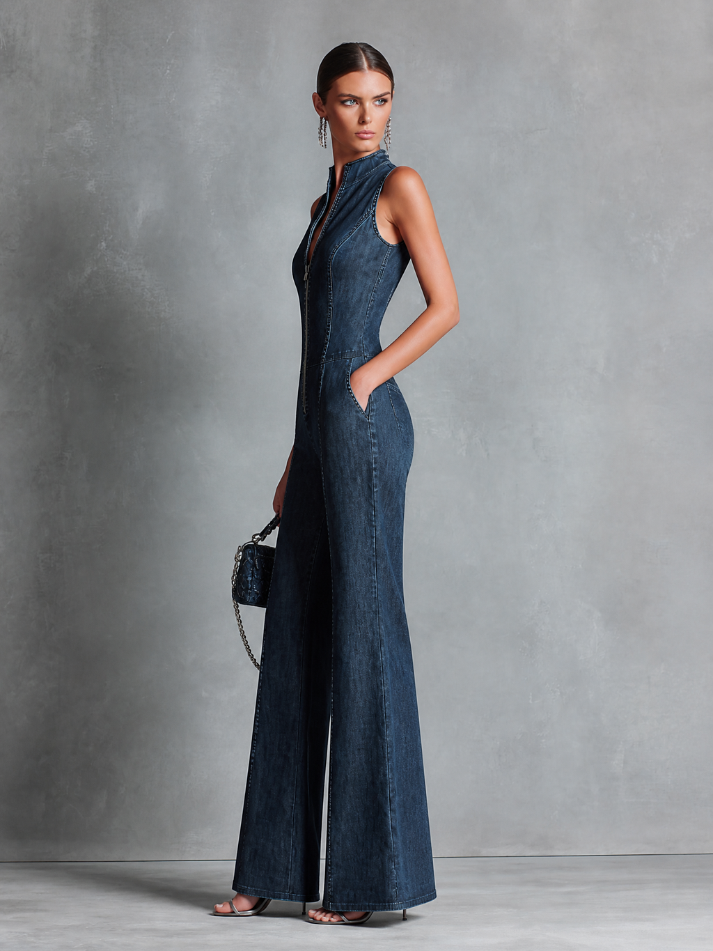 Mono Denim Azul Oscuro Estilo Retro, Sin Mangas, Cuello Alto y Pernera Acampanada con Cremallera Frontal